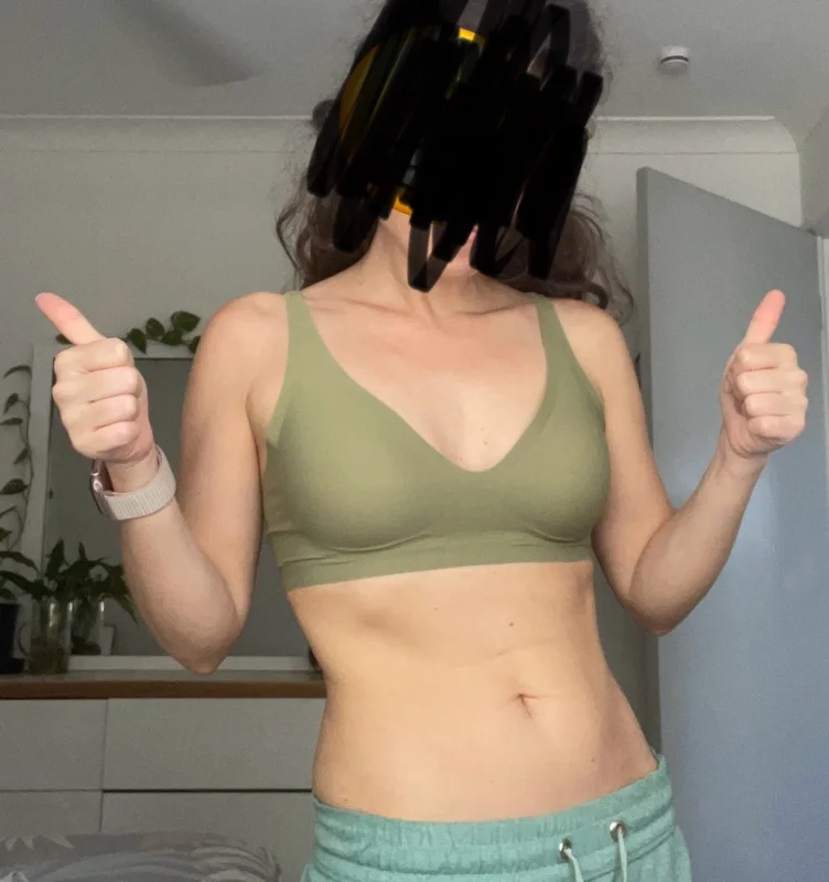 Cliente portant le soutien-gorge seconde peau vert sauge