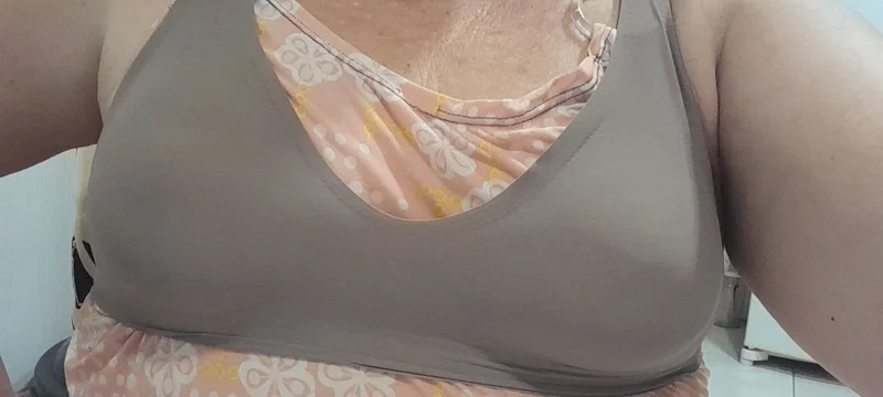 Soutien-gorge sans armature taupe porté